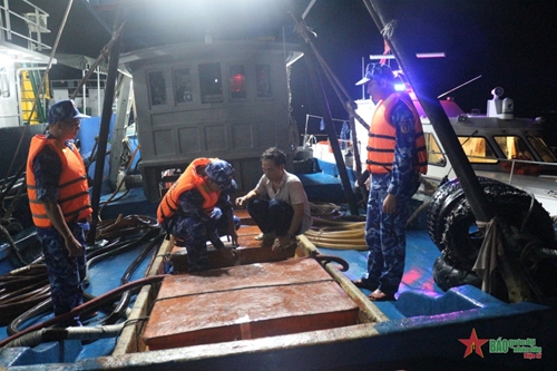 Vùng Cảnh sát biển 4 bắt giữ tàu vận chuyển khoảng 80.000 lít dầu DO không rõ nguồn gốc